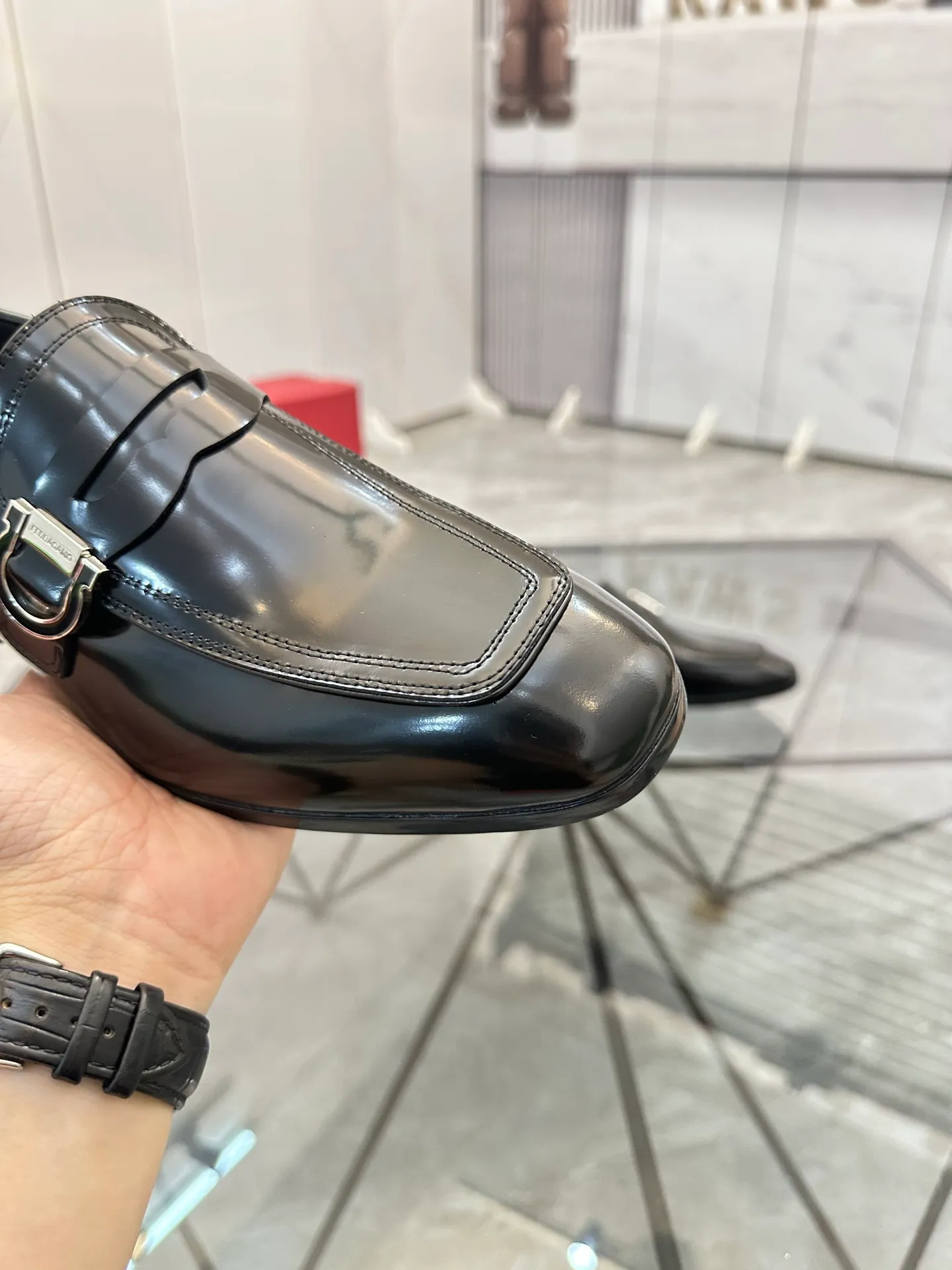 Men's shoes: 💰P640¥ High-end quality Product trademark: Ferragamo* "Ferragamo*" leather shoes Regular size: 38-44 (can be customized to 45.46.) Product materials: imported first-layer cowhide leather upper, cowhide lining, original outsole. Number: 688